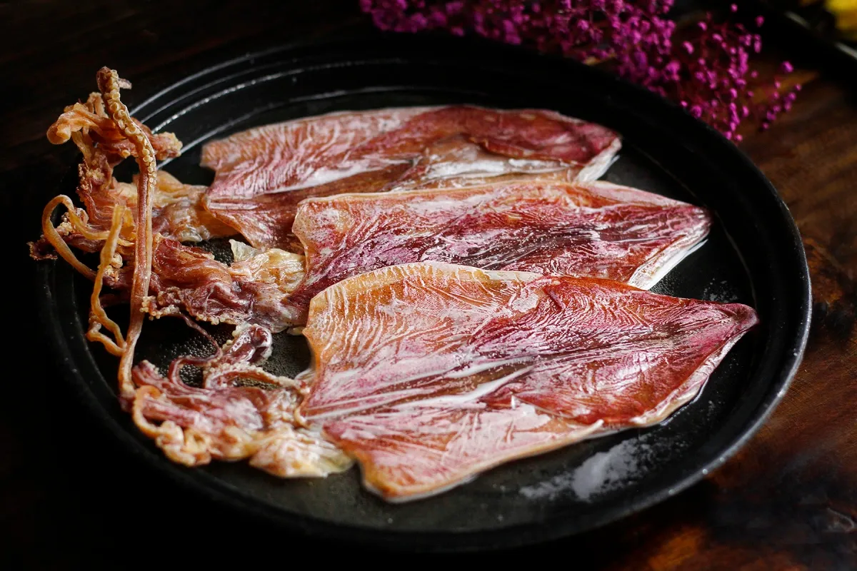 Món mực khô giản dị nhưng lại chứa đựng hương vị biển đậm sâu khiến ai ăn cũng ghi nhớ.