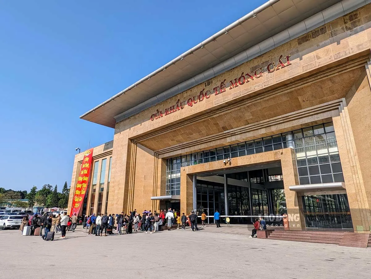 Ánh nắng chiếu trên Cửa khẩu Móng Cái khiến khung cảnh trở nên sống động và đầy sức hút.