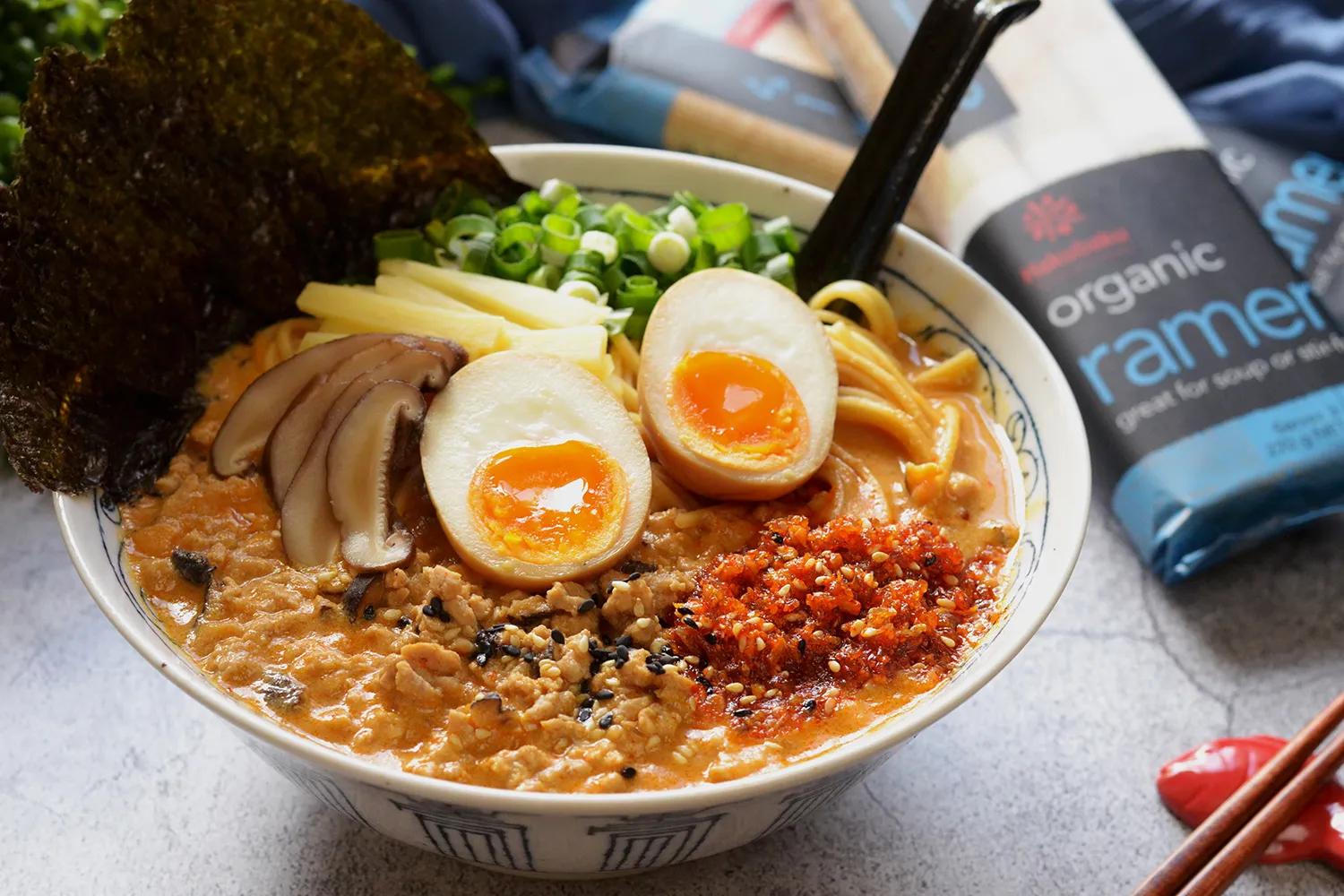 Miso ramen với nước dùng đậm đà, sợi mì mềm dai và topping hấp dẫn
