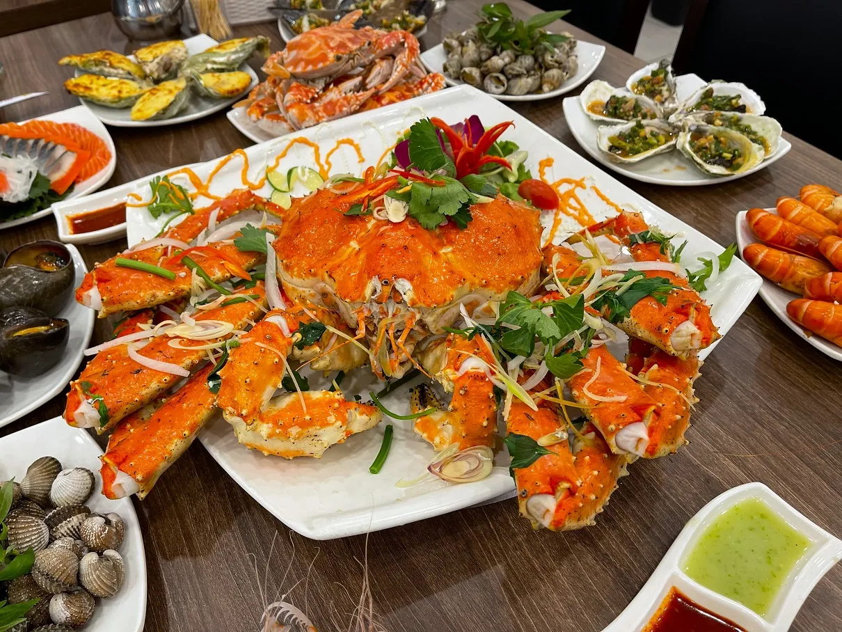 Cua hoàng đế nổi bật với kích thước lớn và phần thịt chắc ngọt tự nhiên.