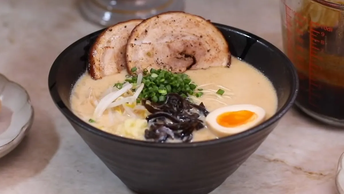 Tonkotsu ramen nổi bật với nước dùng hầm từ xương heo béo thơm đặc trưng.