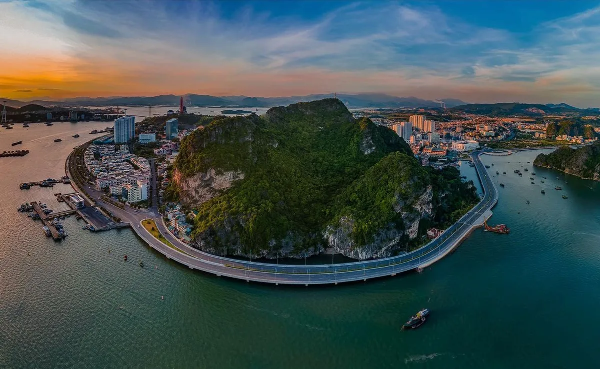 Núi Bài Thơ hiện lên sừng sững giữa lòng thành phố, tạo nên điểm nhấn độc đáo cho Hạ Long.