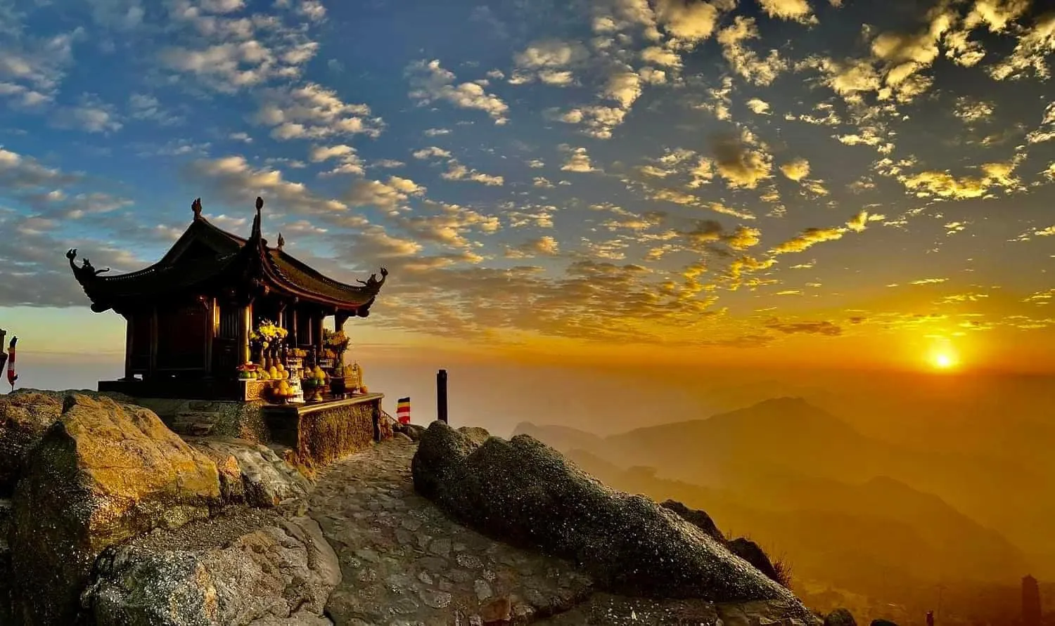 Yên Tử gây ấn tượng với vẻ đẹp cổ kính của chùa tháp nằm giữa không gian thiên nhiên rộng lớn.