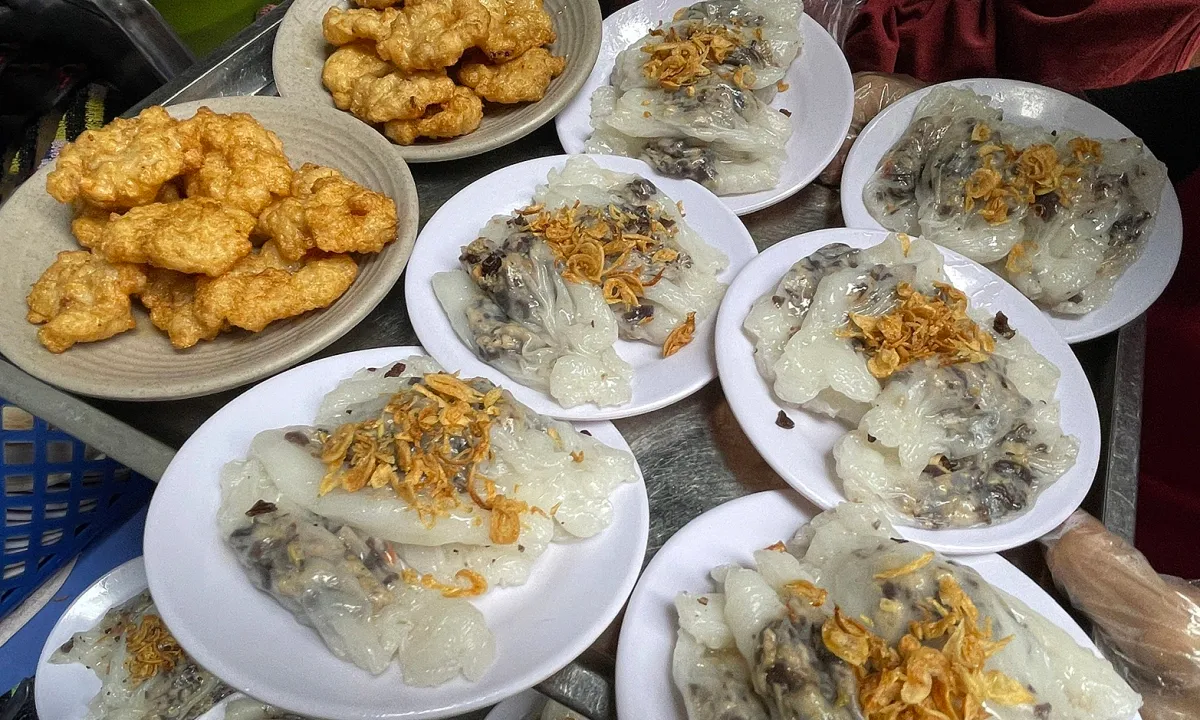 Bánh cuốn chả mực hòa quyện giữa lớp bánh mềm mịn và chả mực giòn sần sật đầy cuốn hút.