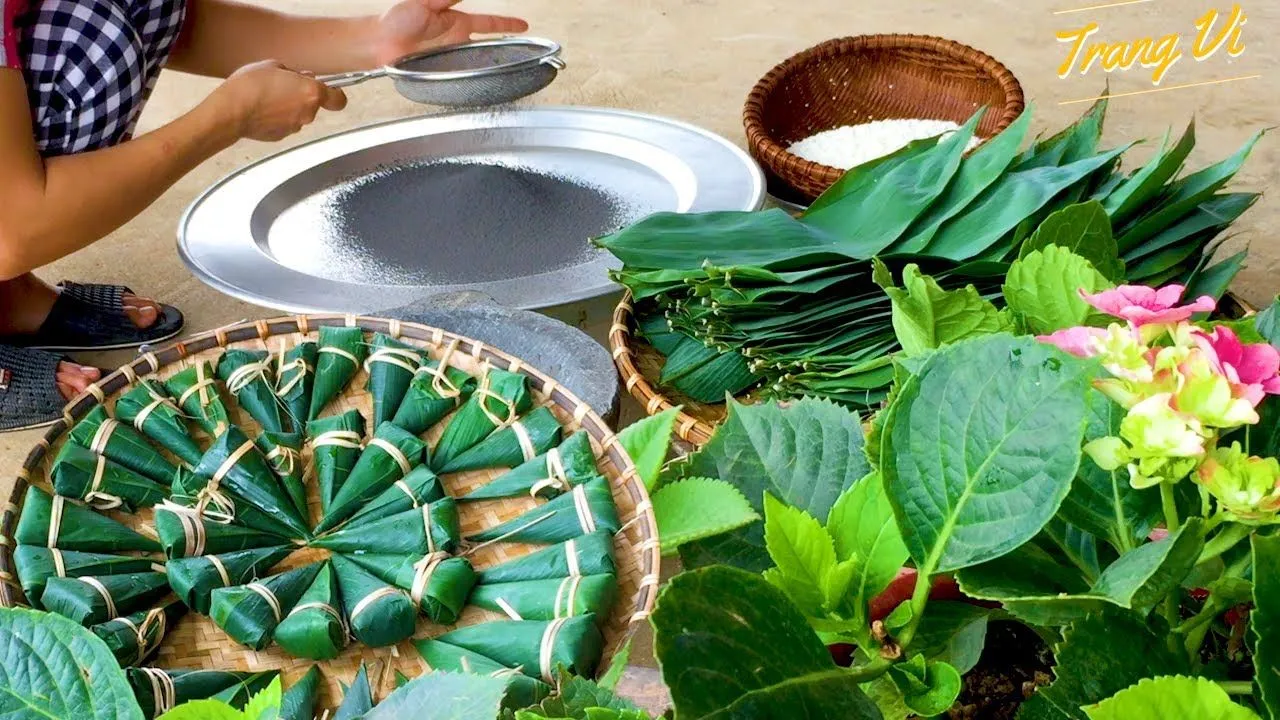 Bánh coóc mò có hình dáng độc đáo cùng vị nếp dẻo thơm khiến ai nếm thử cũng thấy thú vị.