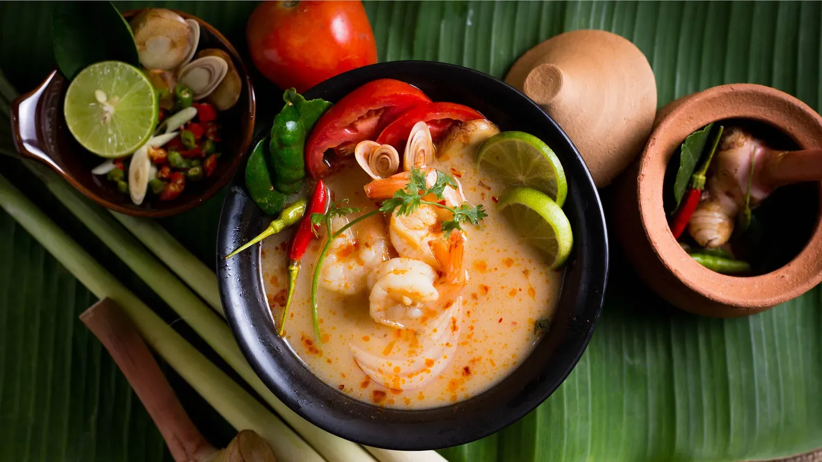 Tom Yum Goong nổi bật với hương vị chua cay đặc trưng của ẩm thực Thái Lan.