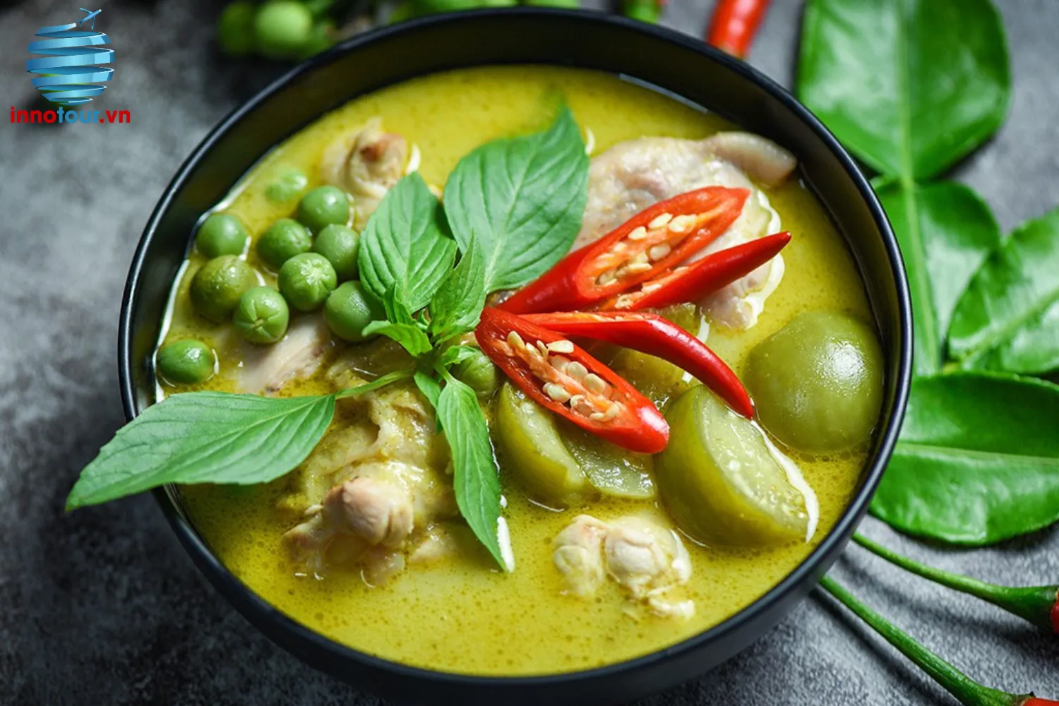 Cà ri Thái nổi bật với hương vị đậm đà và mùi thơm đặc trưng từ thảo mộc.