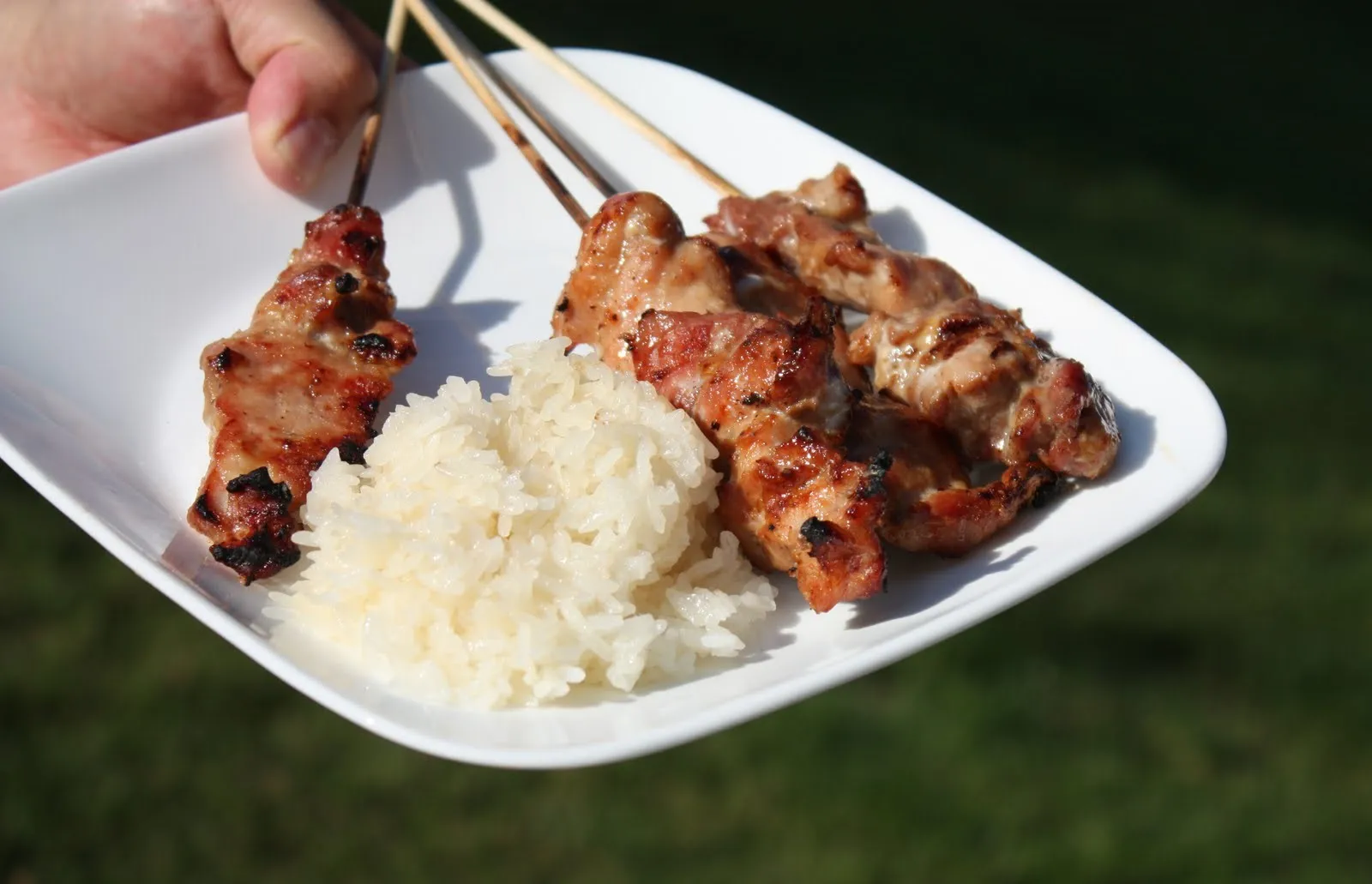 Moo Ping là món thịt xiên nướng quen thuộc trong ẩm thực đường phố Thái Lan.