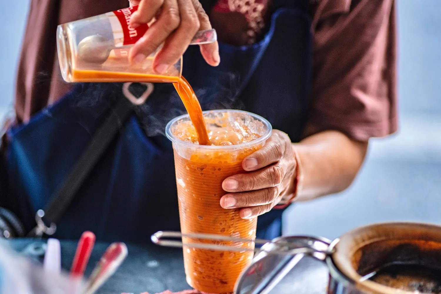 Trà sữa Thái nổi bật với màu cam đặc trưng và hương vị ngọt béo hài hòa.