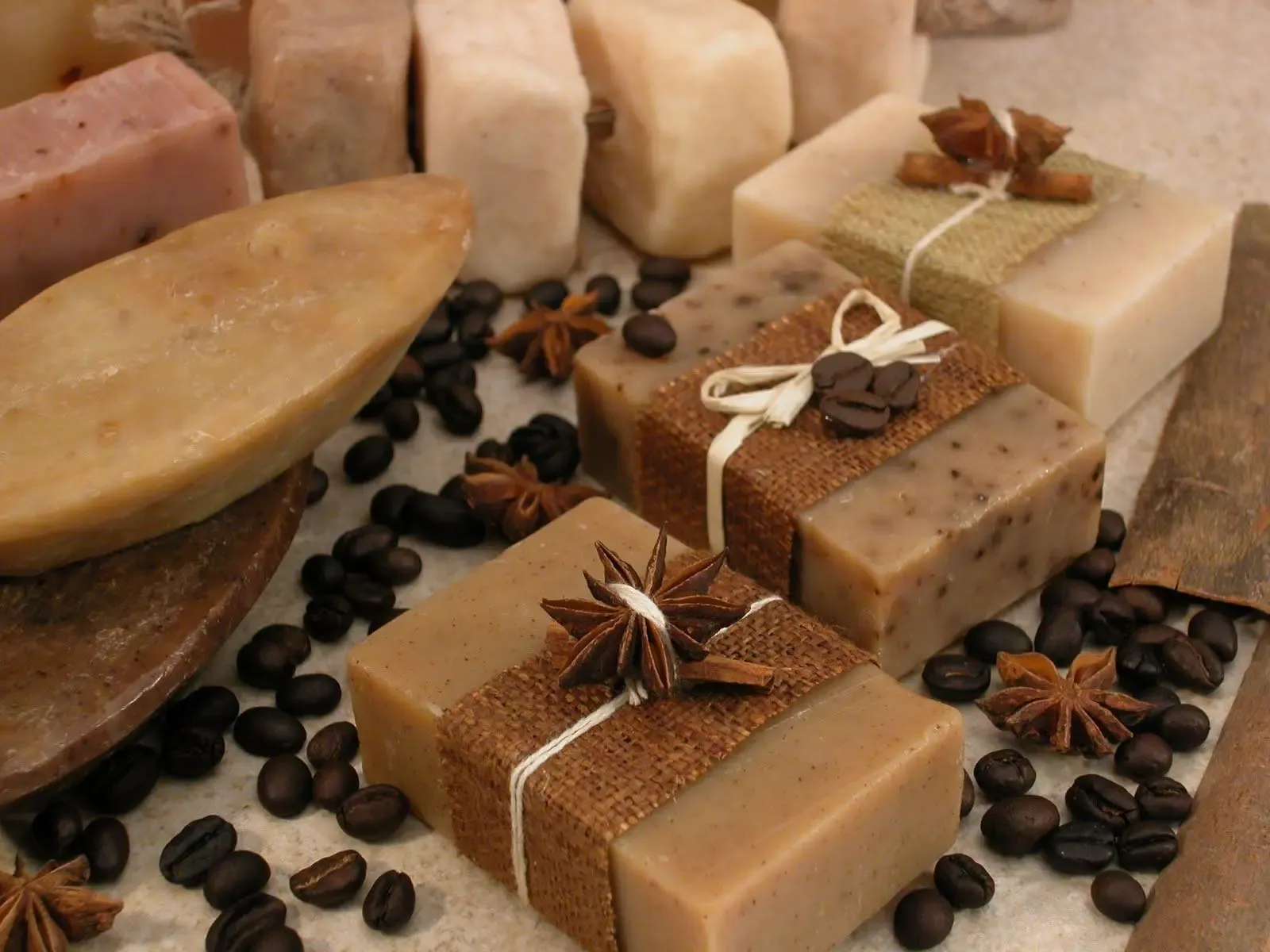 Xà phòng thảo dược với hương thơm tự nhiên và cảm giác dịu nhẹ khi sử dụng.