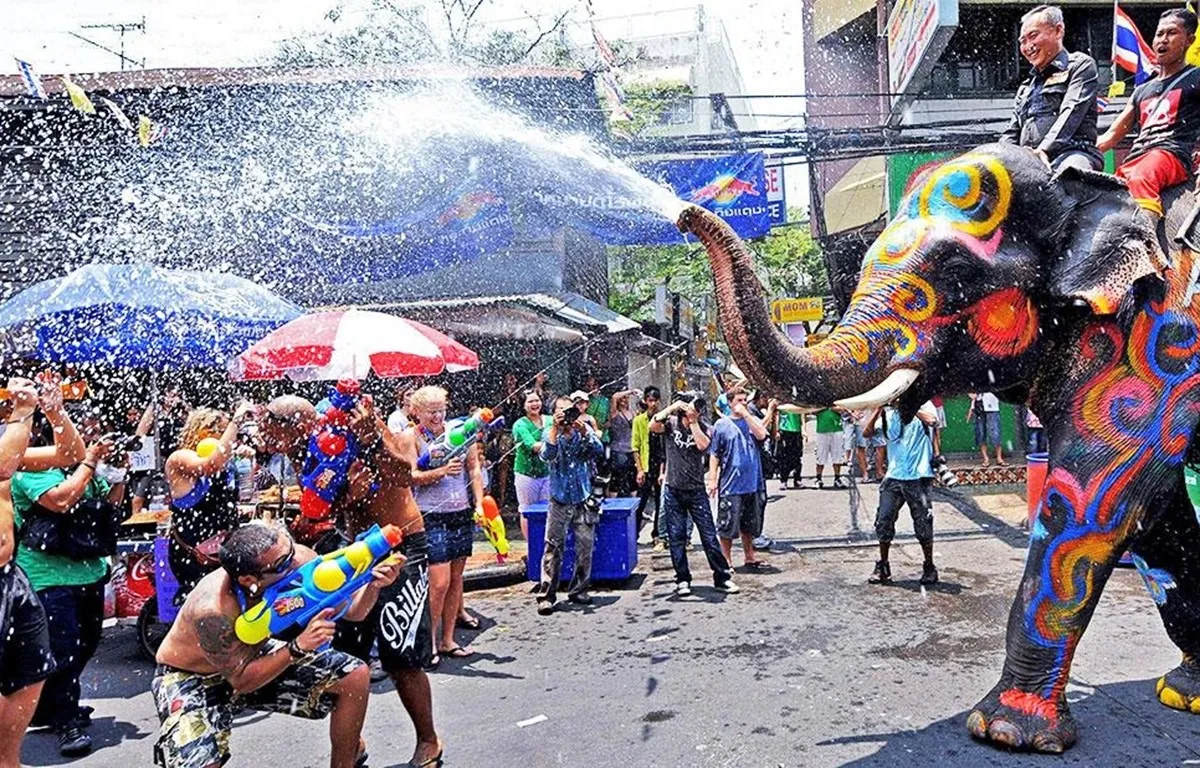 Songkran là lễ hội té nước truyền thống lớn nhất trong năm của Thái Lan.
