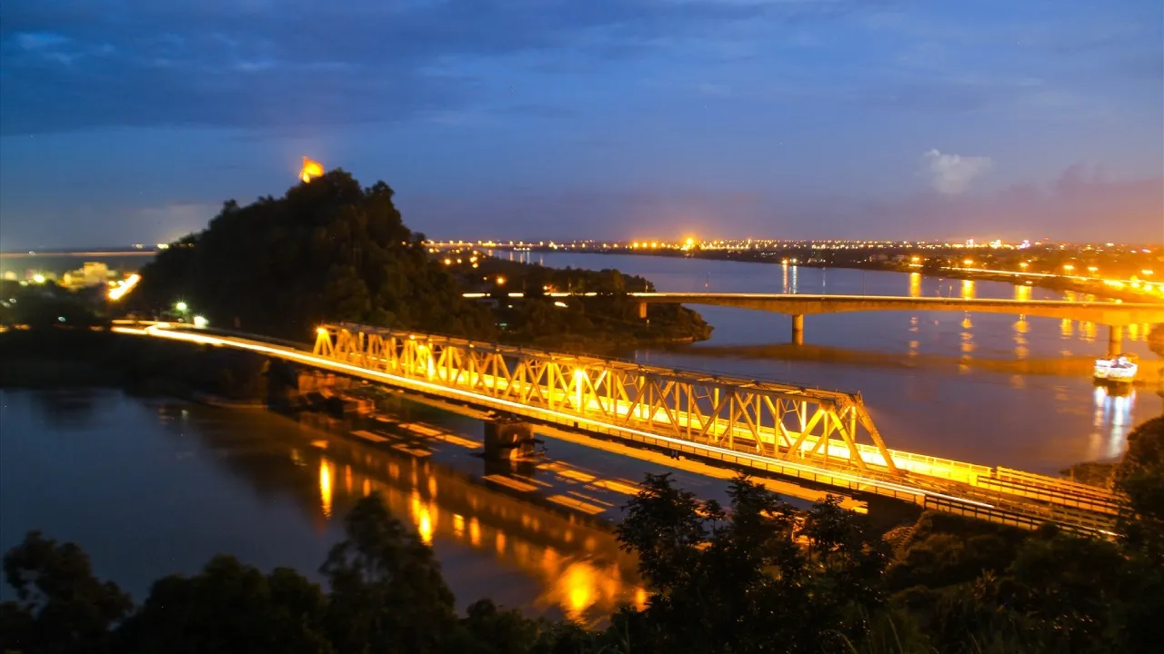 Cầu Hàm Rồng hiện lên uy nghi giữa dòng sông Mã, gợi nhớ những dấu ấn lịch sử tự hào.