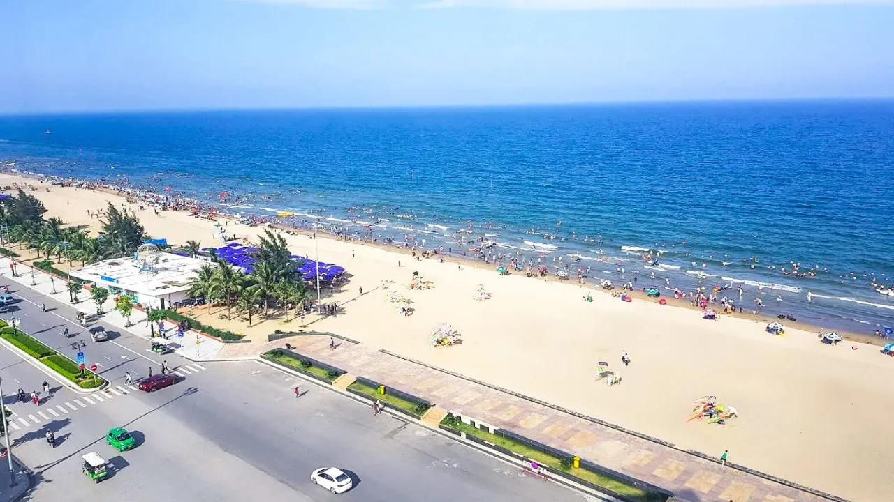 Biển Sầm Sơn đón du khách bằng sóng xanh trải dài và bầu không khí trong trẻo của mùa hè.