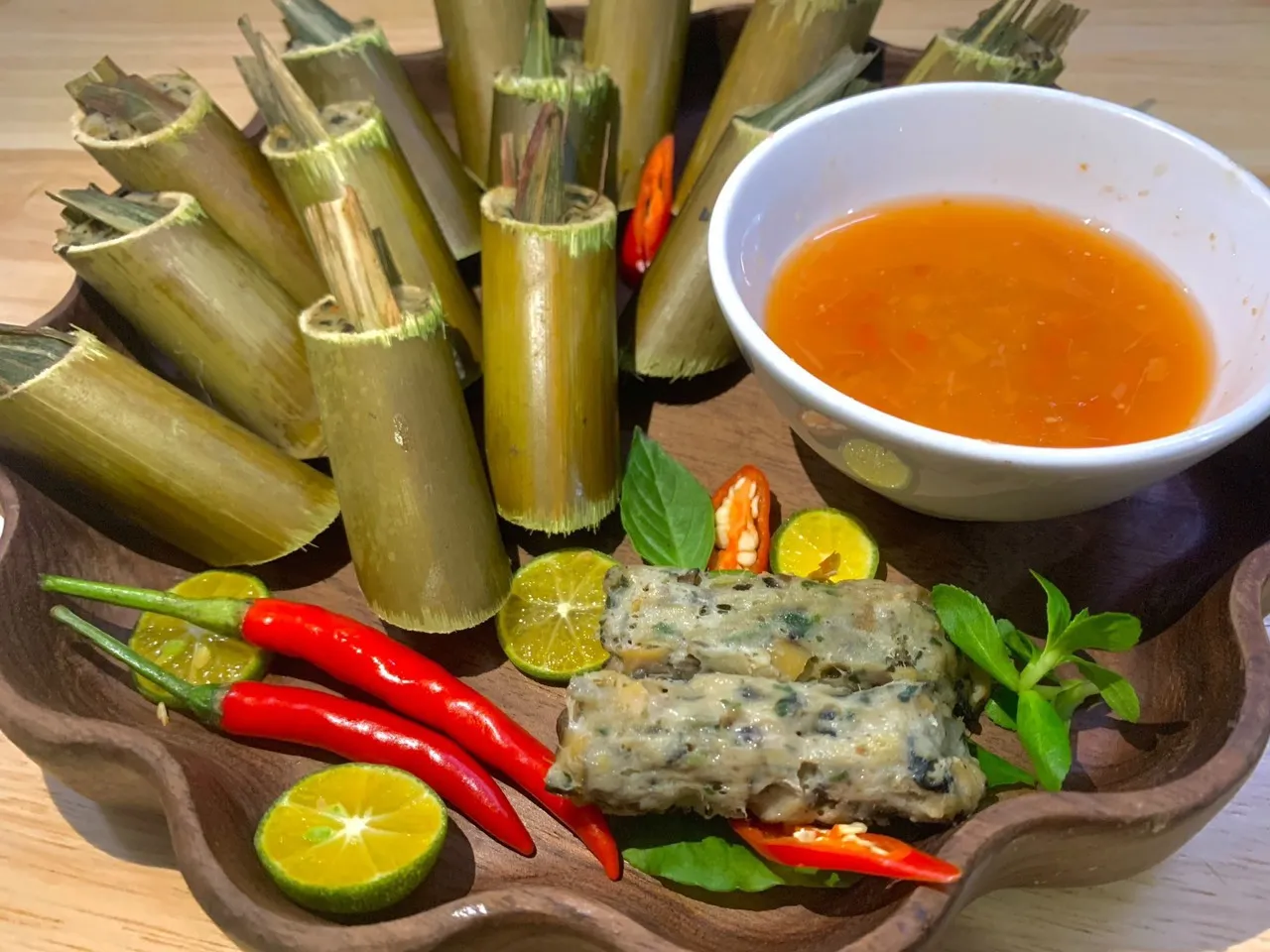 Từng ống nứa nóng hổi chứa đầy thịt ốc dai ngọt đem lại trải nghiệm ẩm thực thú vị.