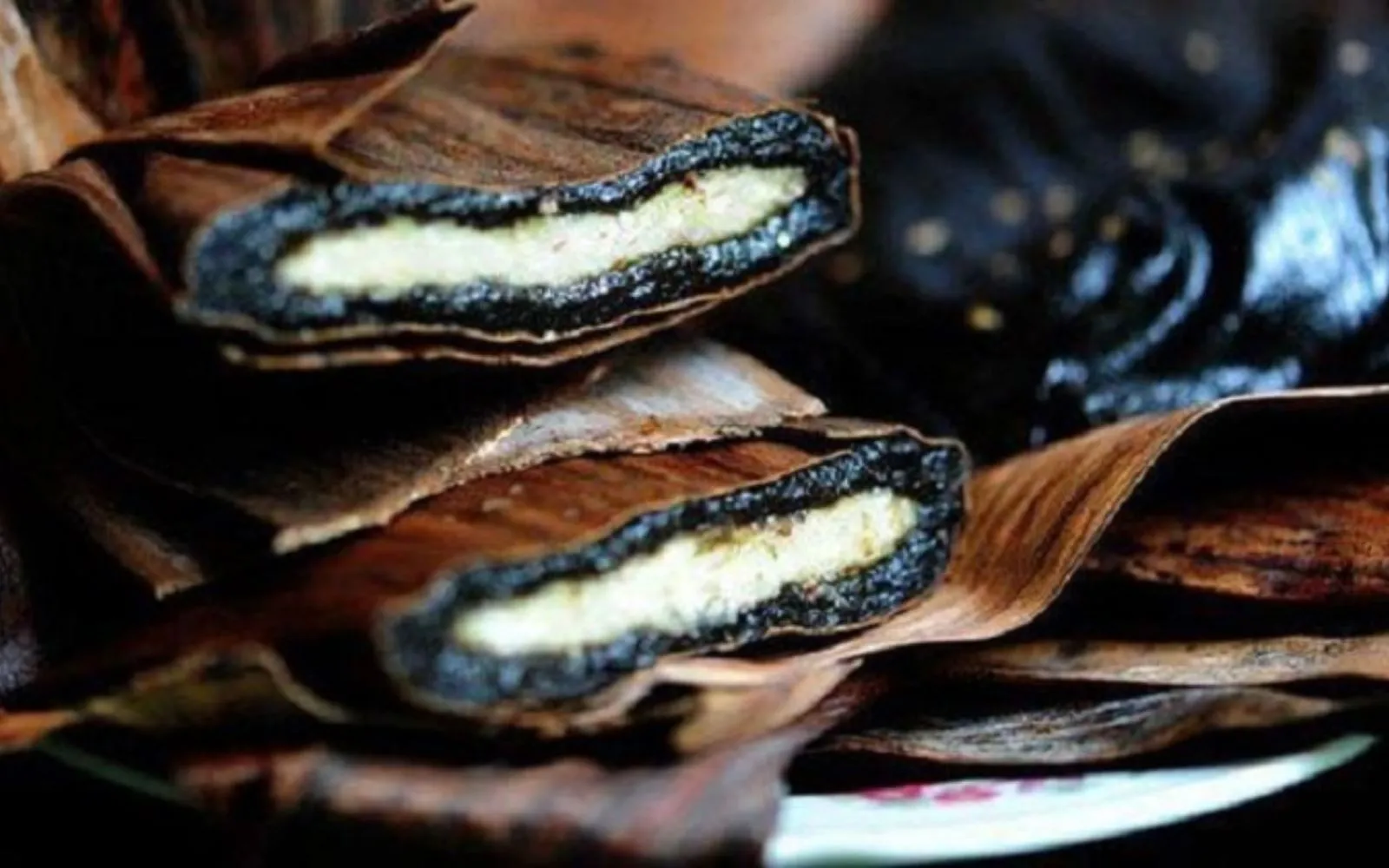 Bánh gai Tứ Trụ gây thương nhớ với lớp vỏ dẻo thơm và phần nhân ngọt bùi chuẩn vị truyền thống.