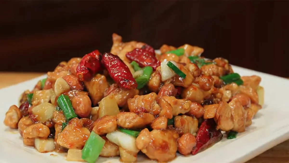Gà Kung Pao nổi bật với vị cay mặn ngọt hòa quyện rất bắt miệng.