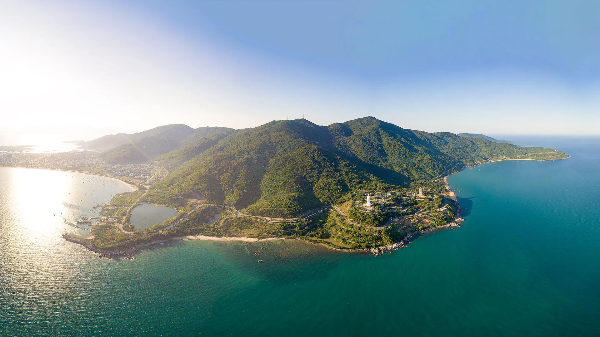 Đến với bán đảo Sơn Trà, bạn có thể tham gia nhiều hoạt động hấp dẫn và mới lạ.