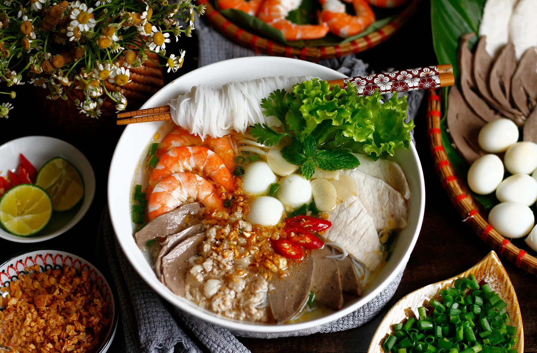 Hủ tiếu Nam Vang với nước dùng trong veo, ngọt thanh từ xương và tôm thịt.