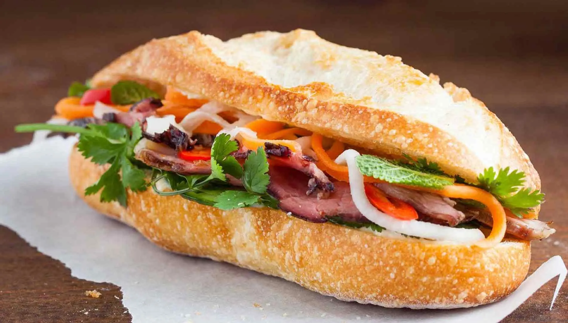 Bánh mì Sài Gòn luôn khiến những bữa ăn vội vàng vẫn trở nên ngon miệng.