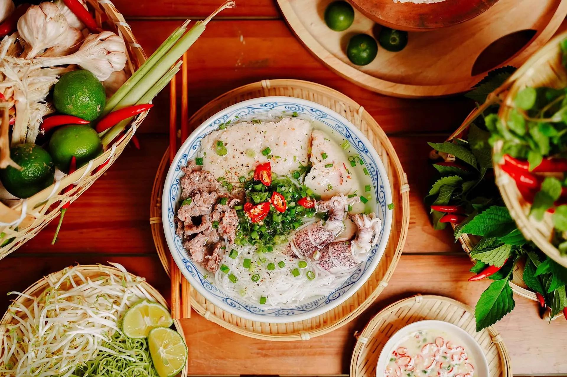 Bún quậy Phú Quốc nóng hổi, dậy mùi thơm hấp dẫn.