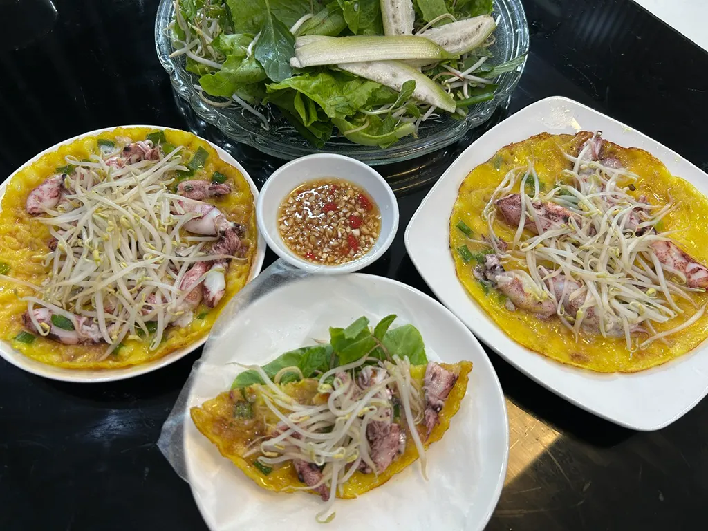 Đặc sản bánh xèo mực thơm ngon và hấp dẫn
