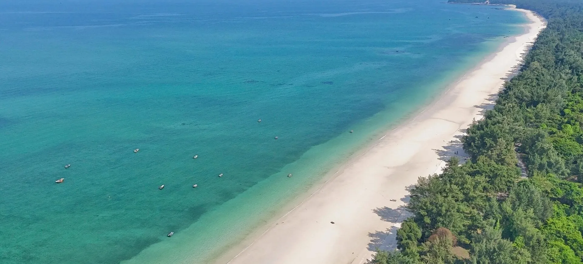 Bãi biển Hồng Vàn yên bình với làn nước xanh ngát nhẹ nhàng