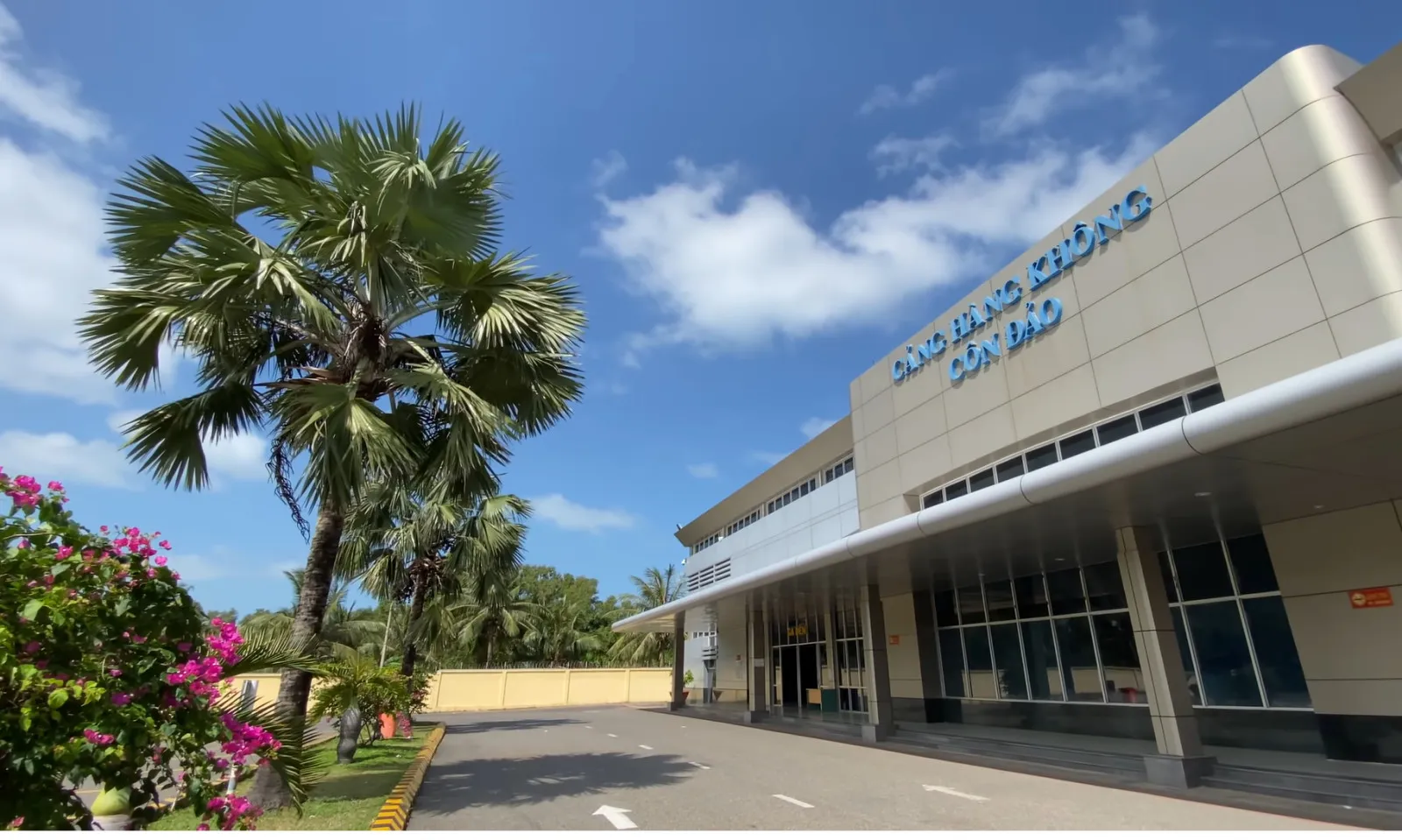 Từ sân bay Côn Đảo dễ dàng di chuyển về trung tâm