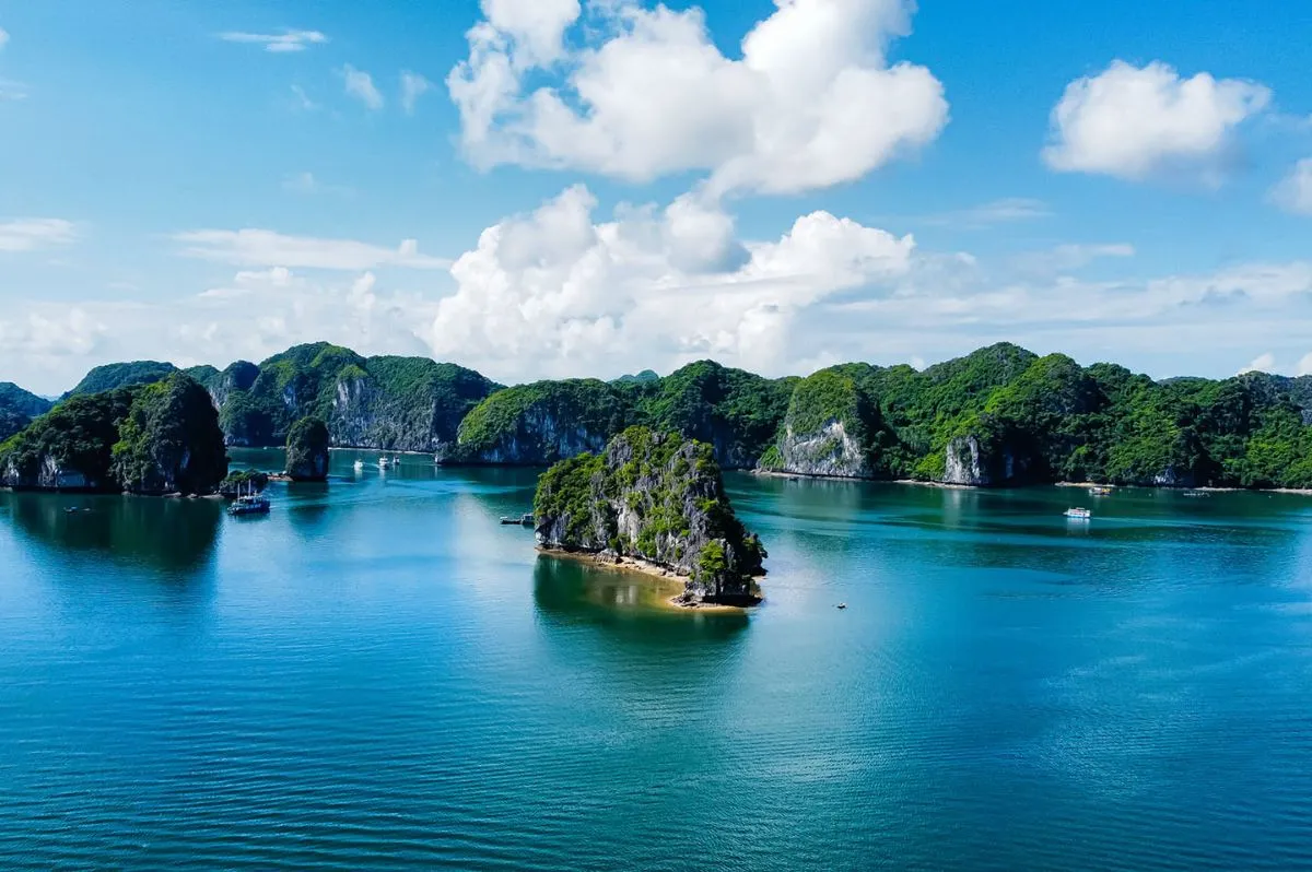 Vịnh Lan Hạ – vẻ đẹp yên bình giữa biển trời