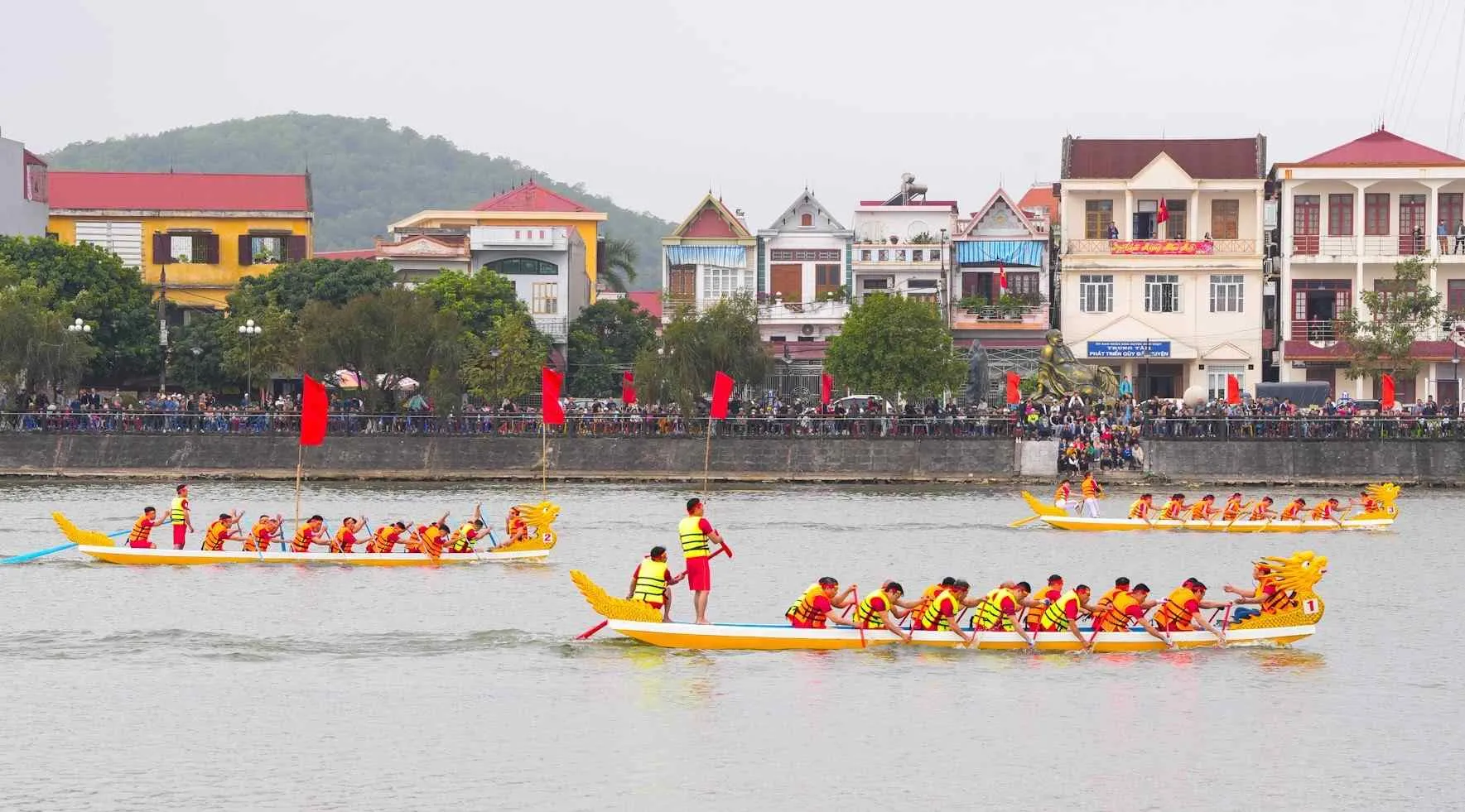 Sôi nổi lễ hội đua thuyền rồng tại sông Tam Bạc Hải Phòng