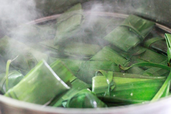 Bánh bột lọc được hấp trong nồi