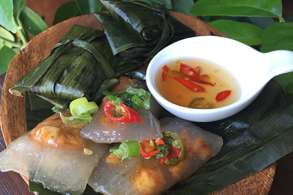 Vé máy bay giá rẻ đi Huế khám phá làng bánh Phú Lộc