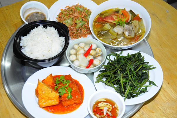 Nước mắm luôn được dùng kèm trong mỗi bữa ăn của hầu hết người Việt