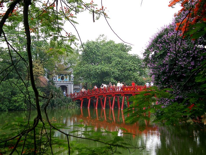      Cầu Thê Húc dẫn vào đền Ngọc Sơn