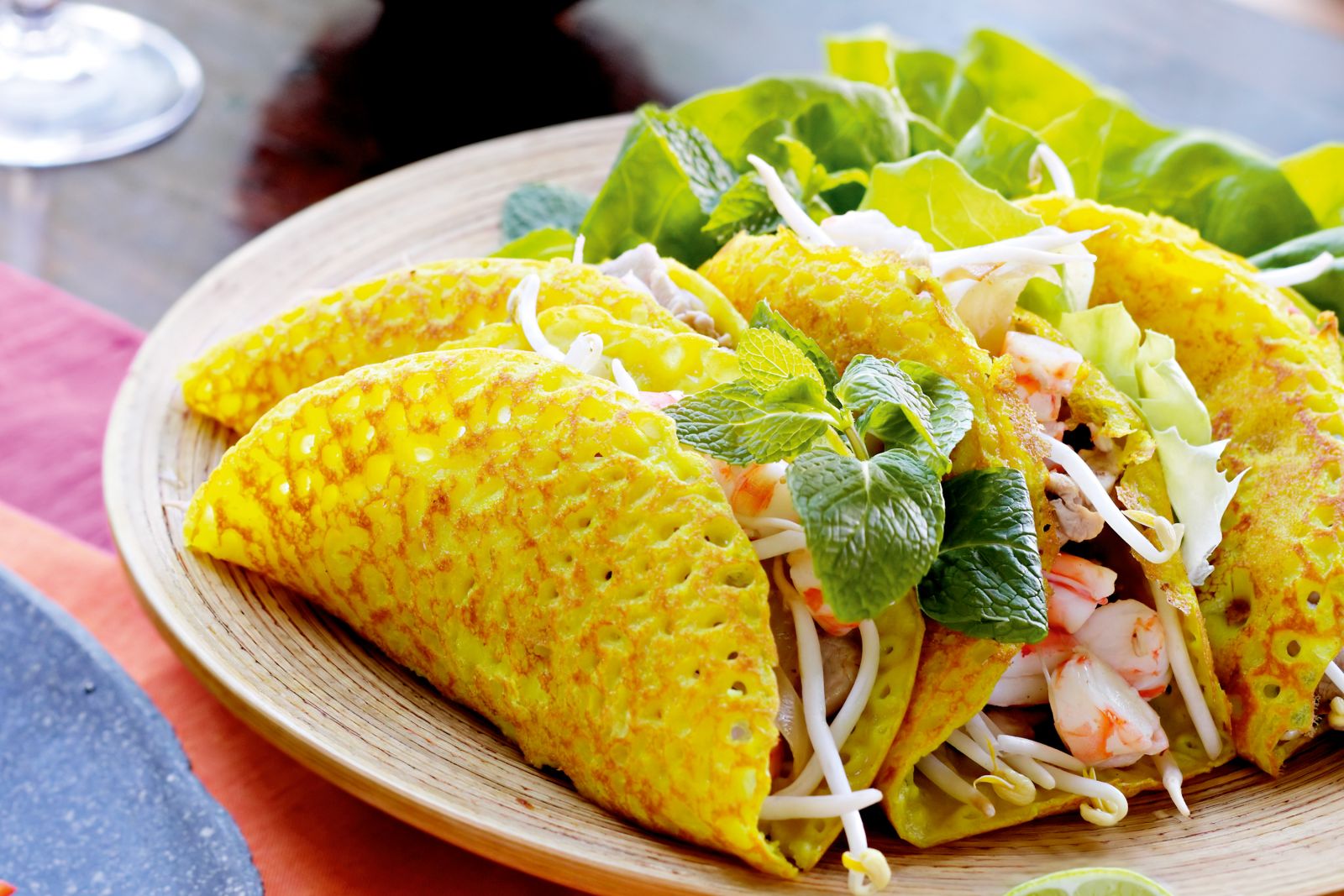 Sự hòa quyện giữa vị béo của bột gạo và vị ngọt của tôm tạo nên hương vị riêng biệt.