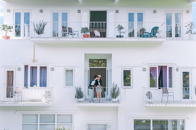 Anh và em nổi bật giữa khung cảnh