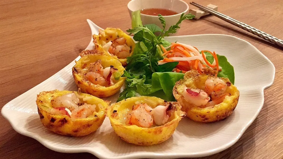 Bánh căn có vỏ ngoài giòn rụm còn nhân bên trong mềm mịn, đậm đà