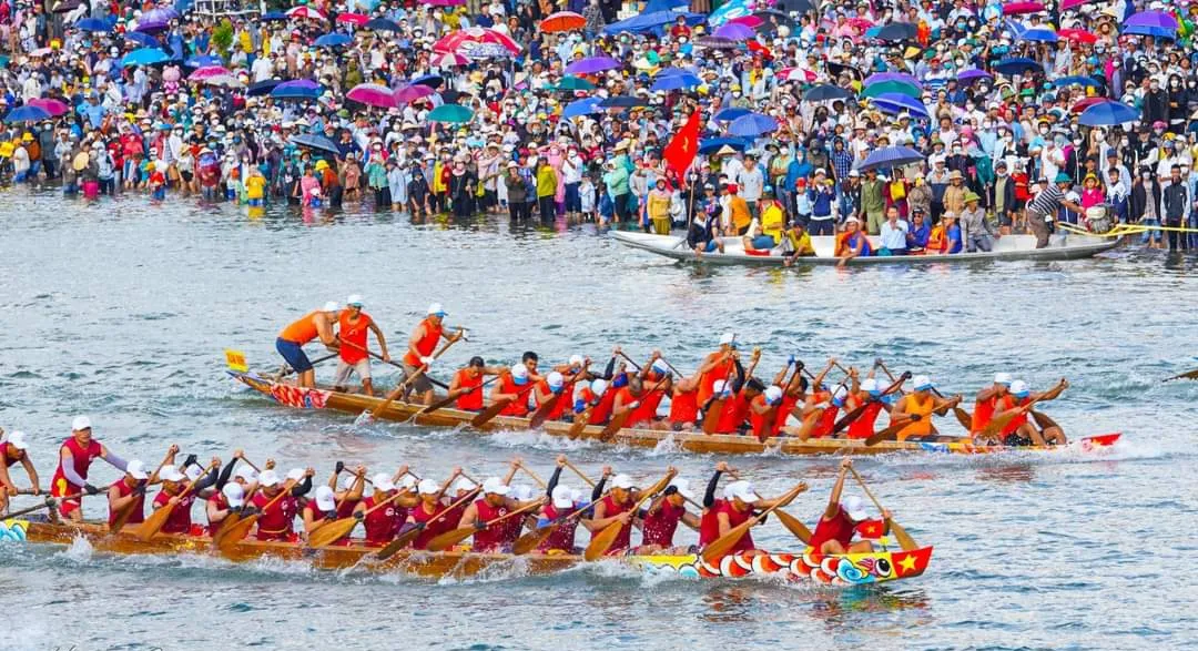 Đua thuyền là lễ hội truyền thống của người dân nơi đây mỗi dịp Tết đến