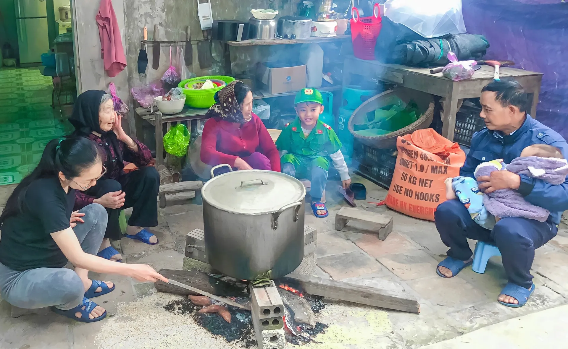 Cả nhà ngồi quây quần bên nồi bánh chưng thơm phức giữa tiết trời se lạnh
