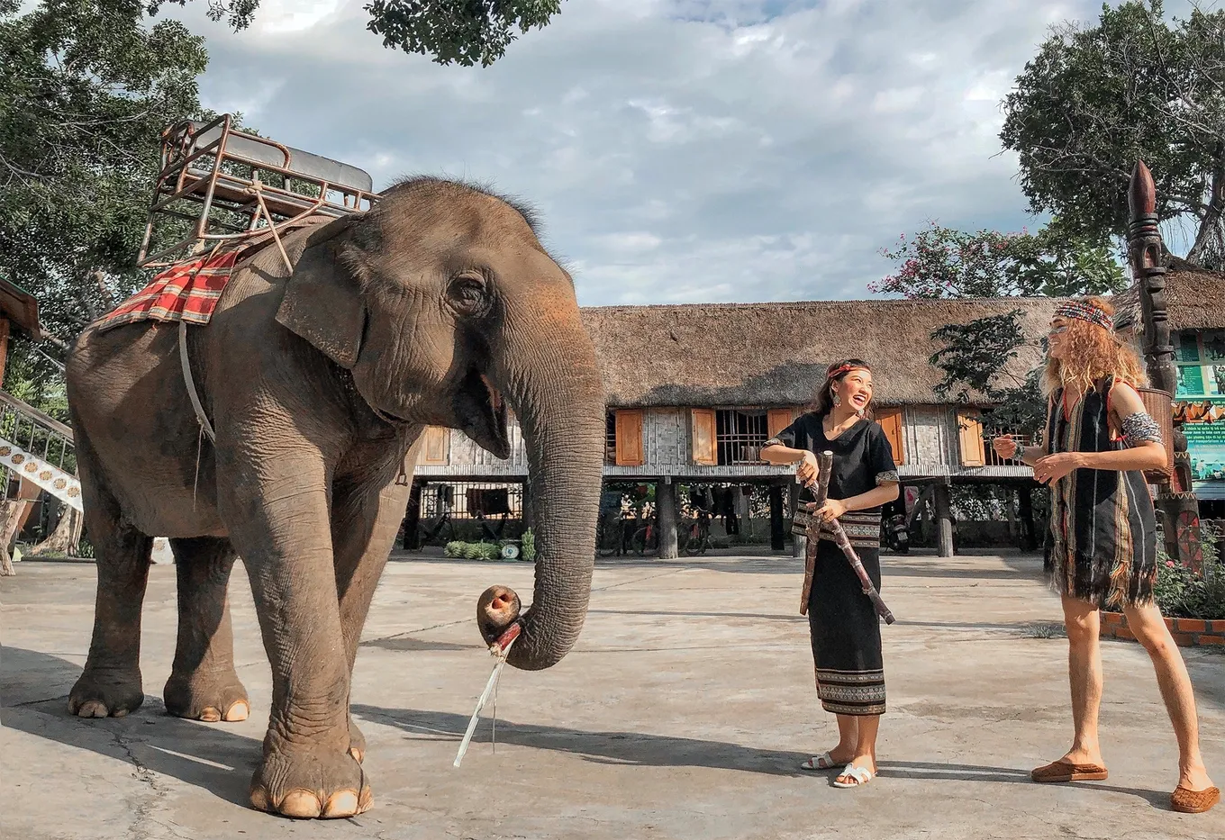 Trải nghiệm cưỡi voi ở Bản Đôn khi du lịch Buôn Ma Thuột là một trải nghiệm không thể bỏ lỡ.