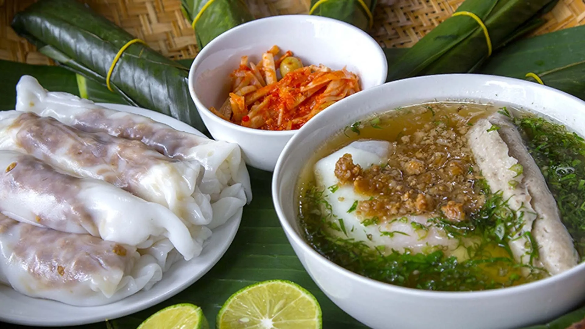 Bánh cuốn Cao Bằng nóng hổi, thơm dịu, chan nước xương trong vắt làm nên hương vị rất riêng.