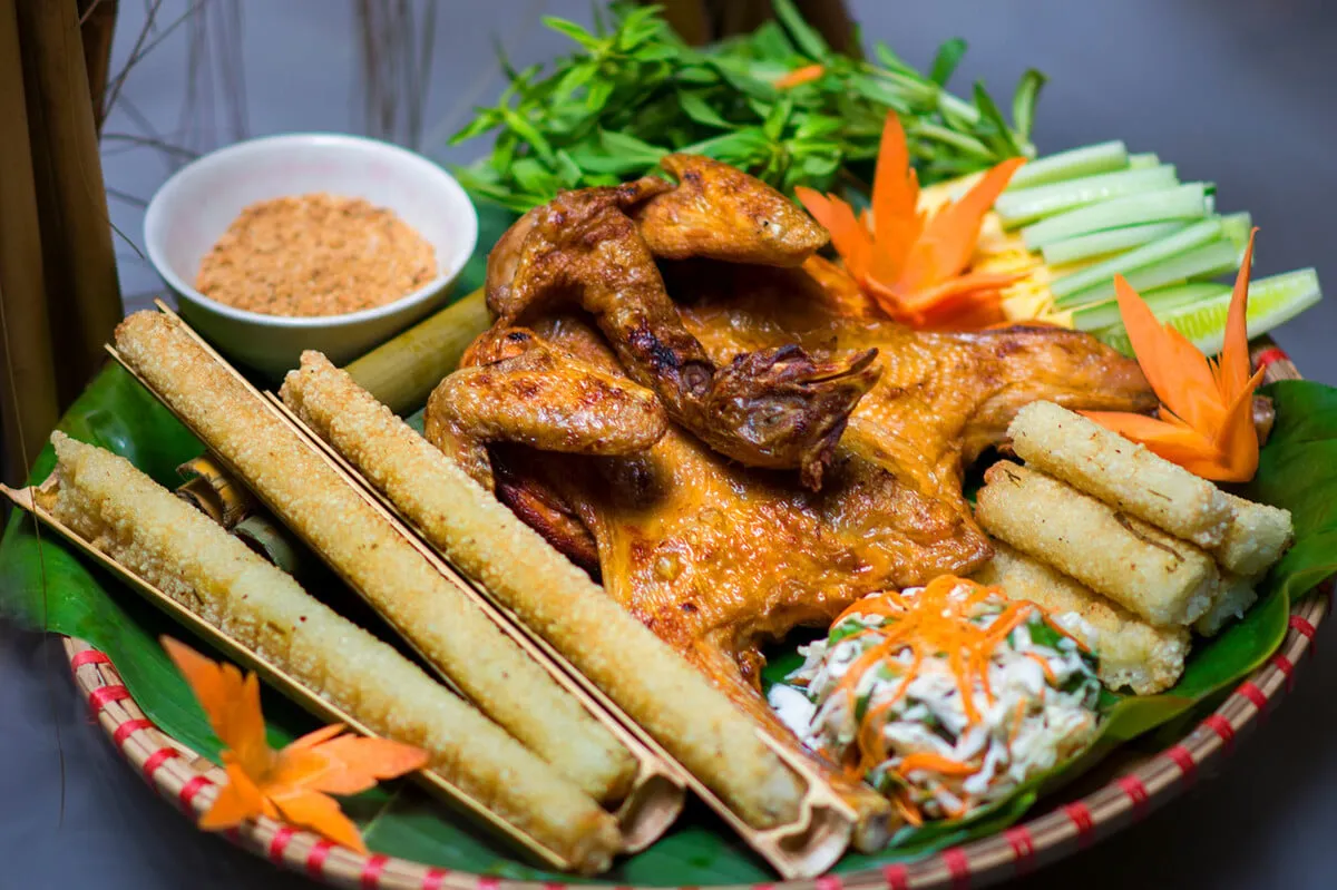 Gà nướng cơm lam là món ngon giản dị nhưng khiến bất cứ tín đồ ẩm thực nào cũng mê mẩn.