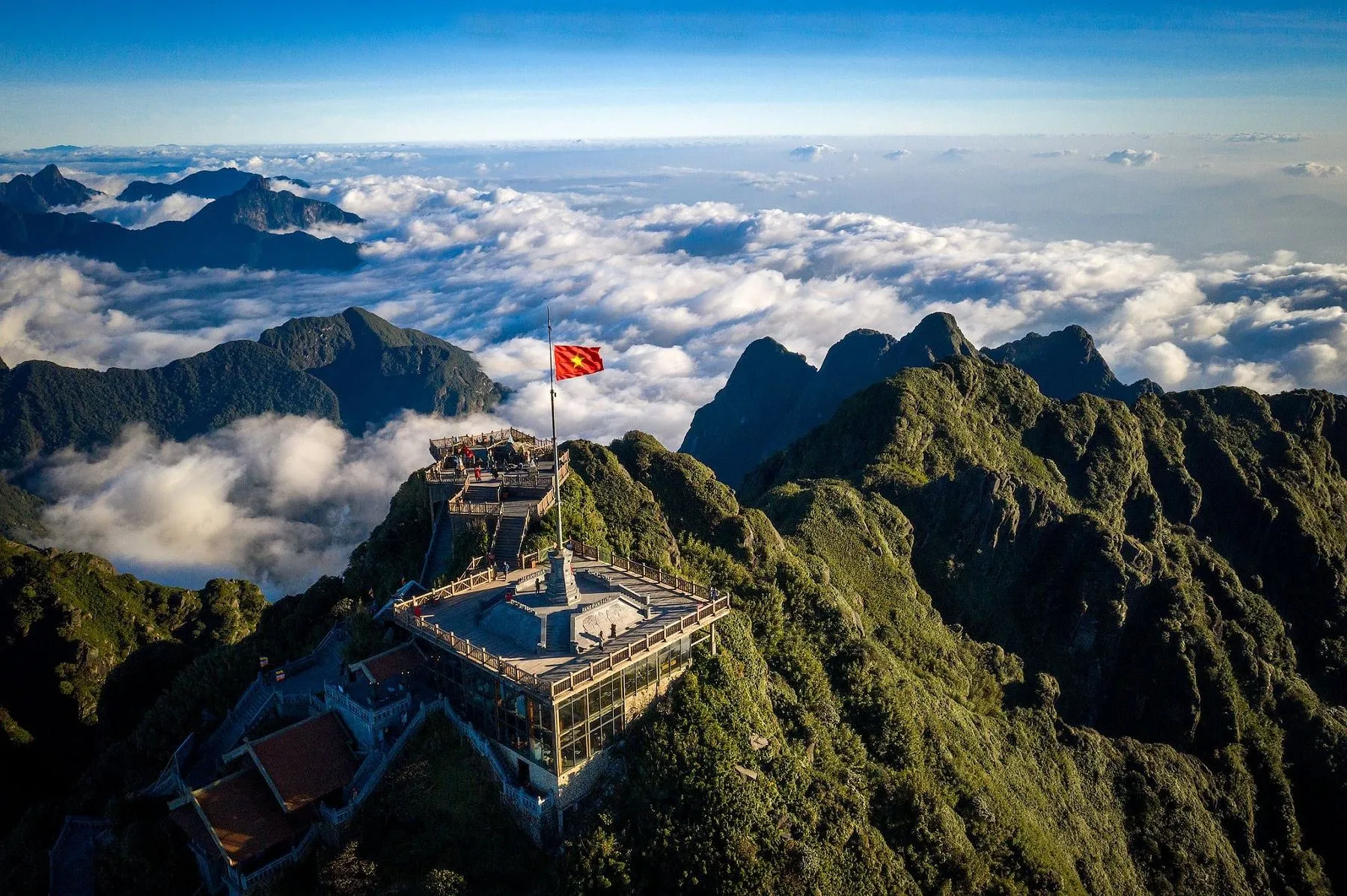 Du lịch Lào Cai, chinh phục Fansipan để cảm nhận sự hùng vĩ và tự do giữa trời mây.