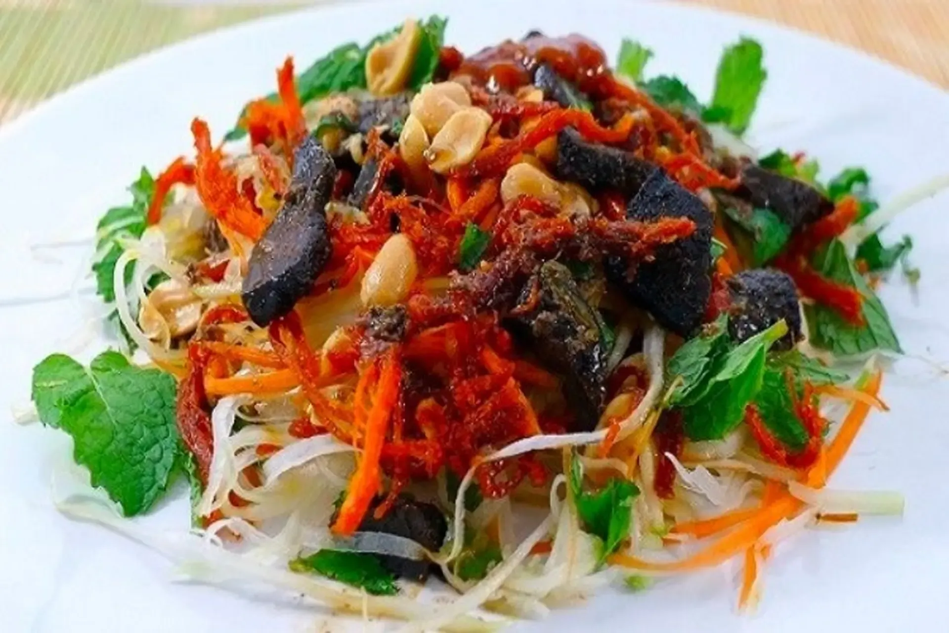 Thưởng thức gỏi khô bò, cảm nhận vị ngọt của thịt bò hòa cùng hương thơm của gia vị Tây Nguyên.