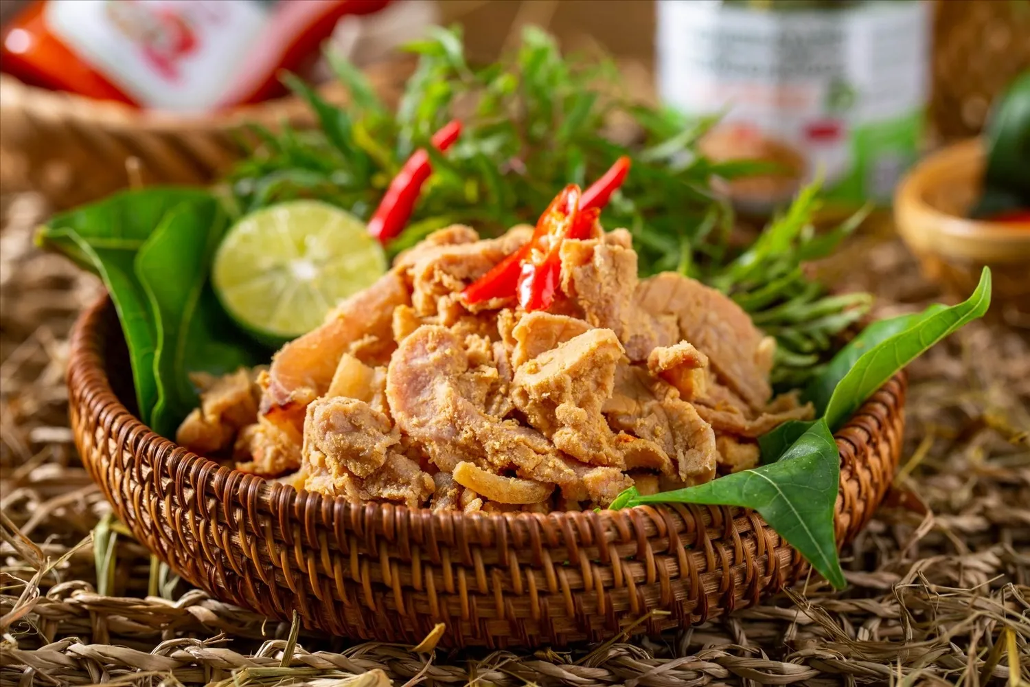 Thịt lợn muối chua mang hương vị đậm đà của núi rừng Tây Bắc, vừa chua nhẹ vừa thơm béo