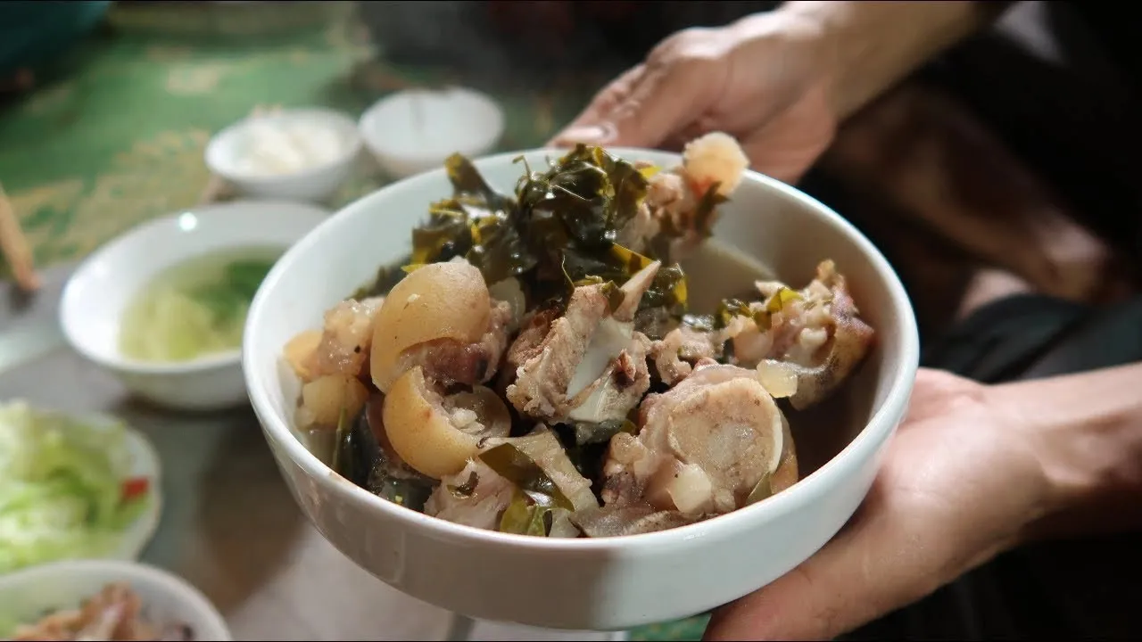 Thịt trâu nấu lá lồm mang hương vị núi rừng Tây Bắc, thịt mềm thơm hòa cùng lá lồm thanh mát.