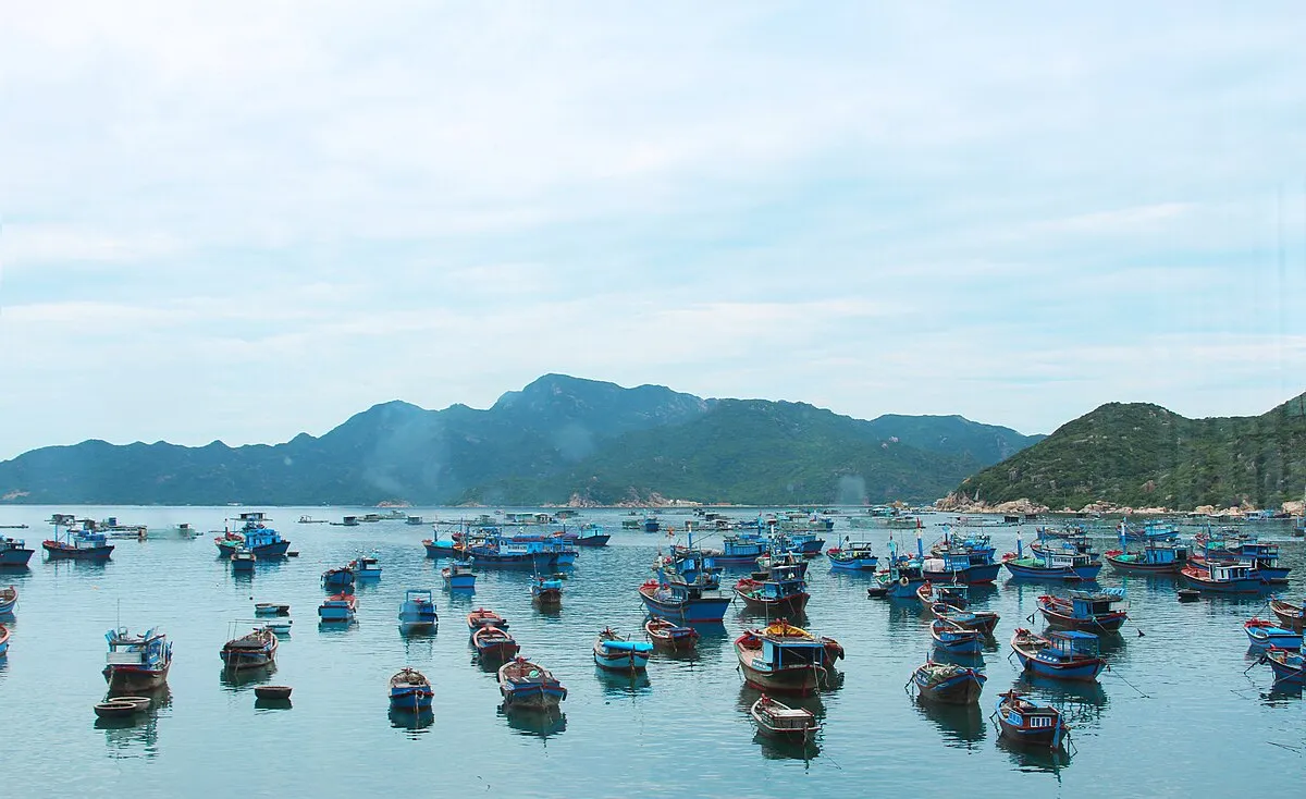 Nghề nuôi tôm hùm từ lâu đã trở thành sinh kế chính của hơn 90% hộ dân trên đảo. 
