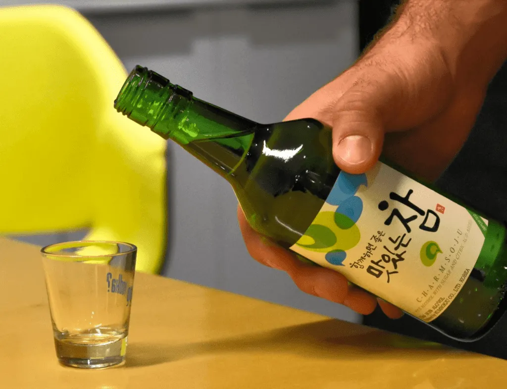 Soju là thức uống gắn liền với văn hóa ẩm thực và sinh hoạt của người Hàn.