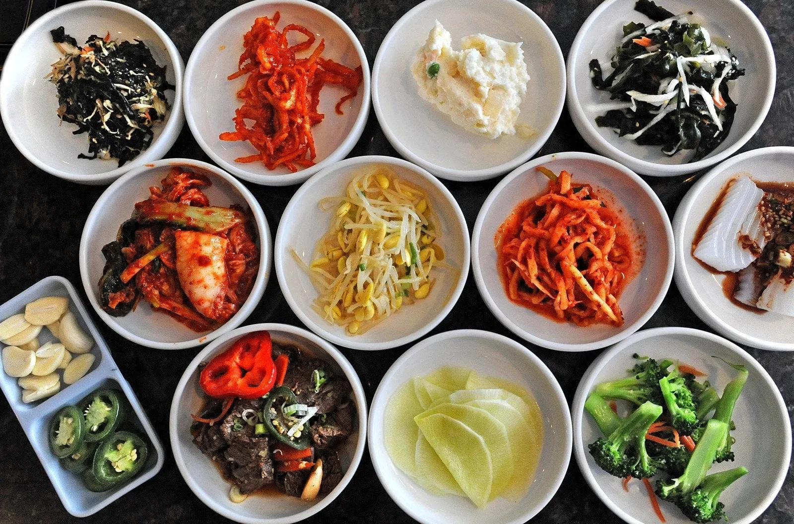 Bàn ăn không chỉ để thưởng thức món ngon mà còn thể hiện quan niệm sống cân bằng của người Hàn.