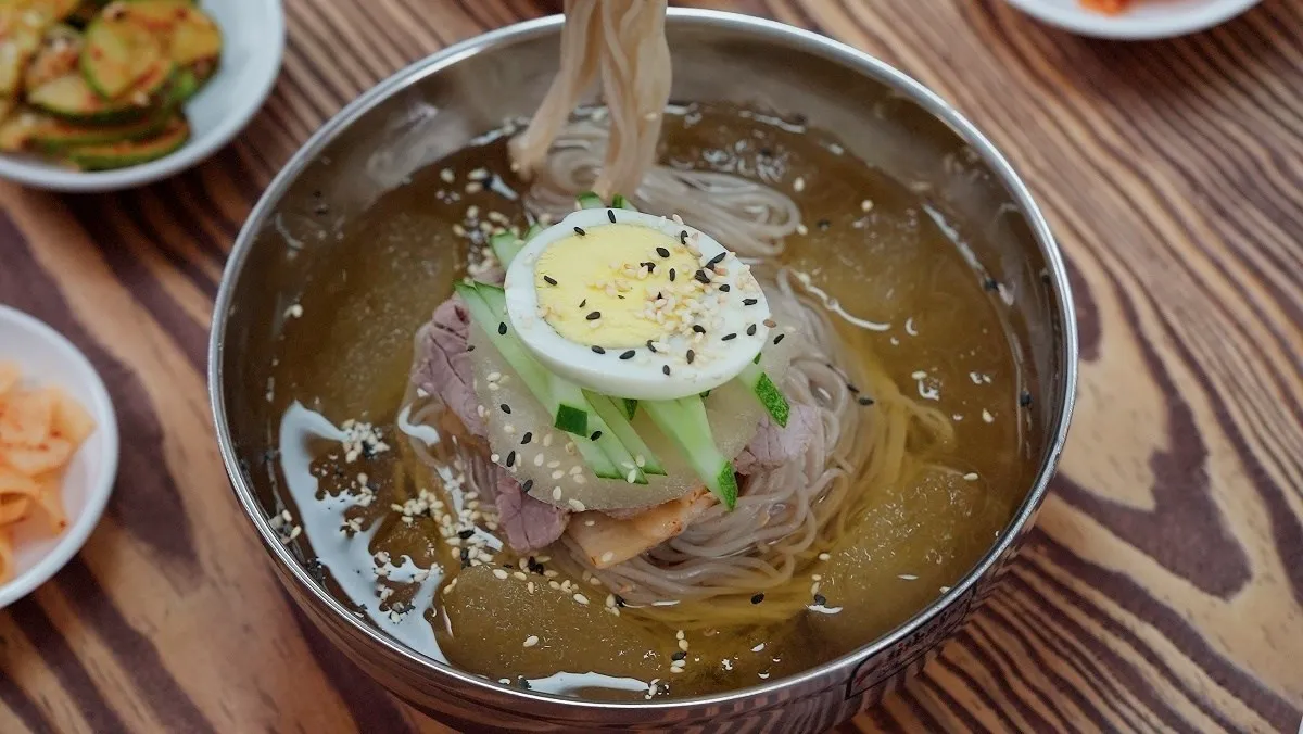 Naengmyeon mang đến cảm giác tươi mới khác hẳn các món mì nóng quen thuộc.
