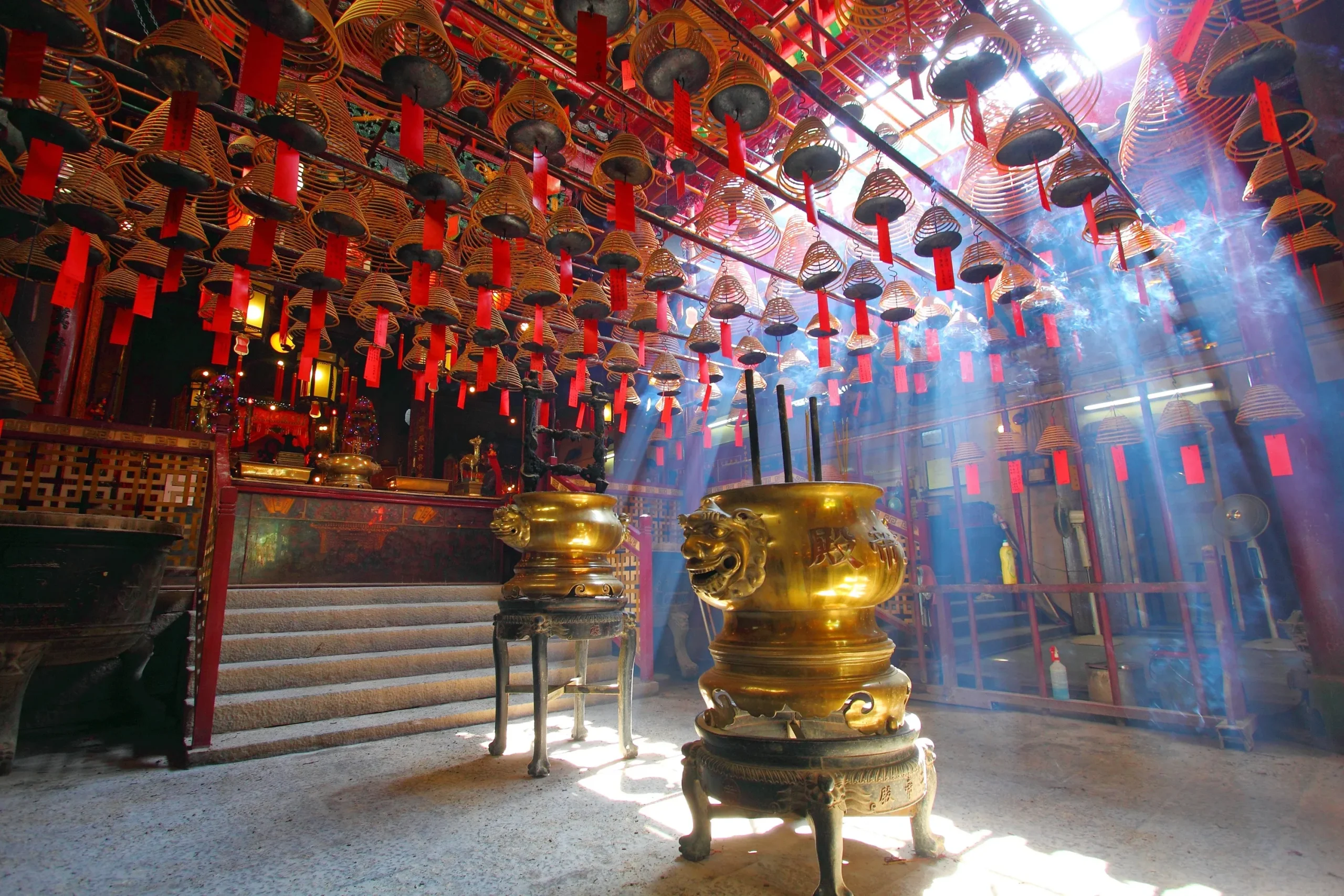 Đền Man Mo là một trong những ngôi đền cổ kính nổi tiếng tại Hong Kong.